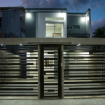 Casa residencial moderna construida en Honduras por Innova Forza