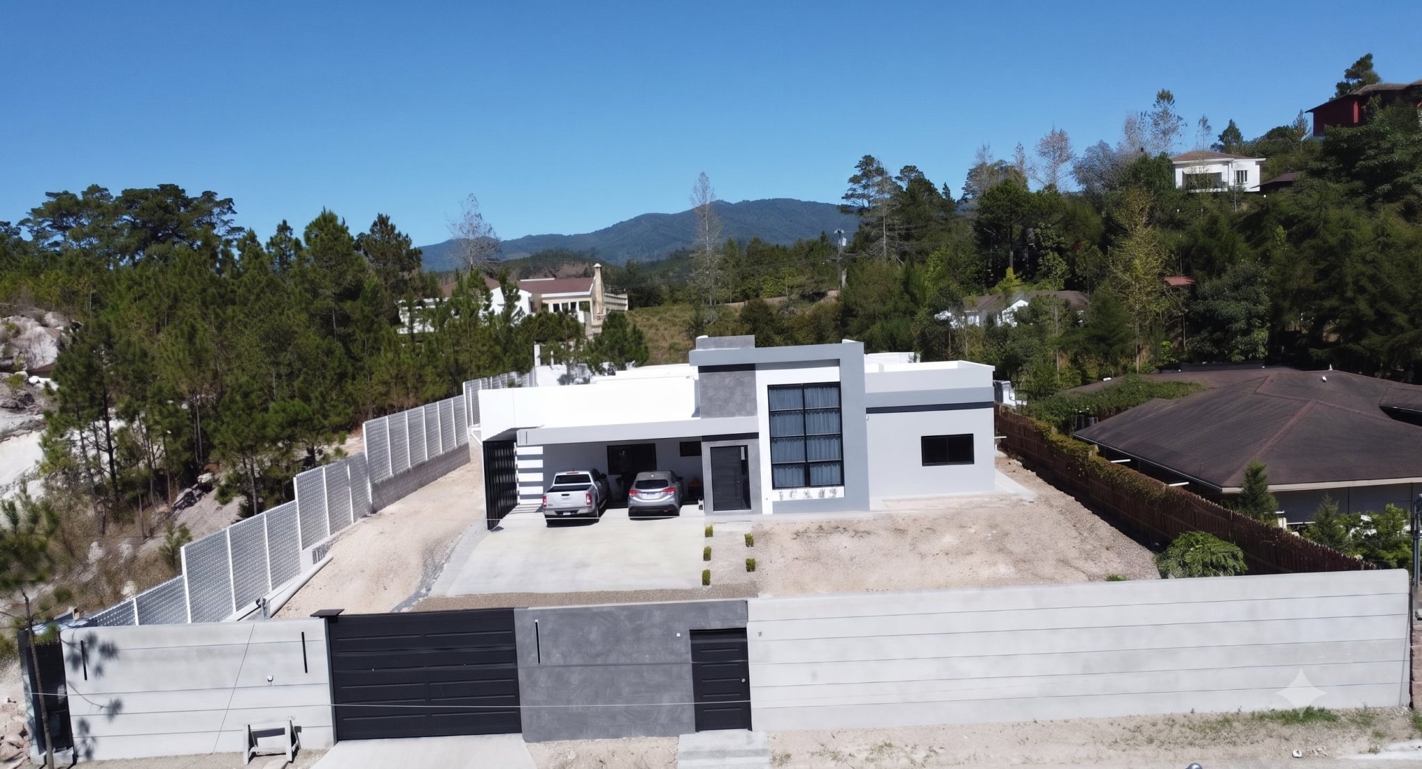 Casa residencial moderna construida en Honduras por Innova Forza